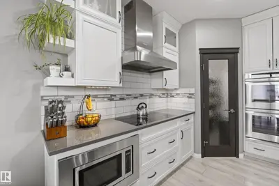 Interior photo 3 of 2110 53 ST SW