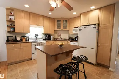 Interior photo 1 of 9913 102