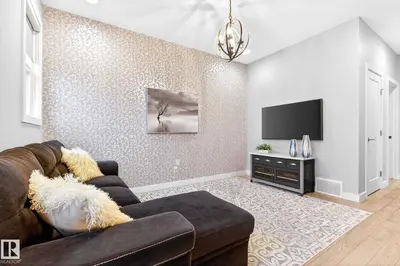 Interior photo 4 of 152 RIDEAU CR