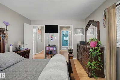 Interior photo 3 of 110 LUNNON DR