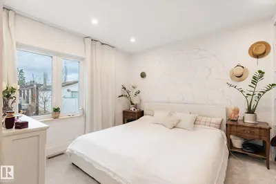 Interior photo 3 of 5016 44 Ave