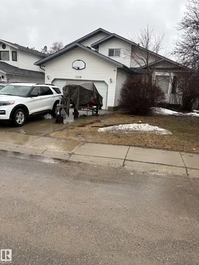 Interior photo 1 of 5306 44 ST