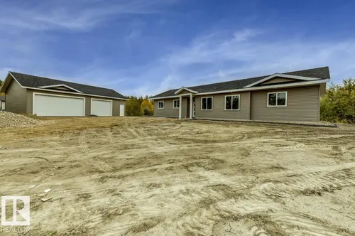 #60 50106 Range Road 200, Rural Beaver County - $725,000