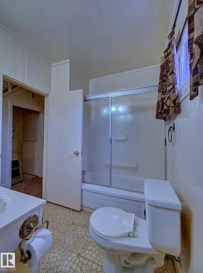 Interior photo 4 of 9533 77 AV NW