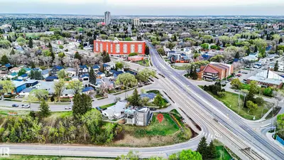 Interior photo 2 of 9260A STRATHEARN DR NW