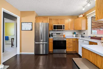 Interior photo 4 of 9419 98 AV