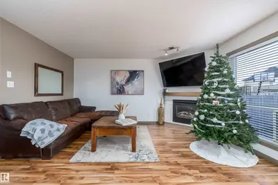 Interior photo 3 of 152 EASTON RD SW