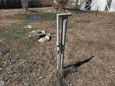 Interior photo 1 of 4728 50 AV