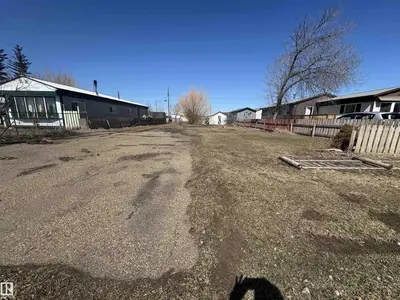 Interior photo 4 of 4728 50 AV