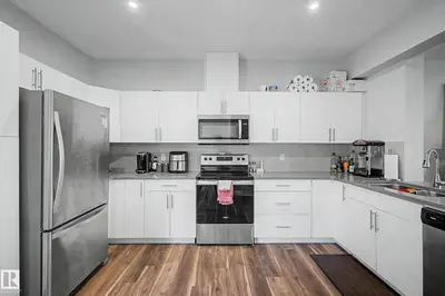 Interior photo 3 of #19 1051 GRAYDON HILL BV SW