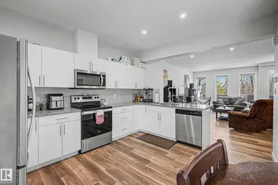 Interior photo 4 of #19 1051 GRAYDON HILL BV SW