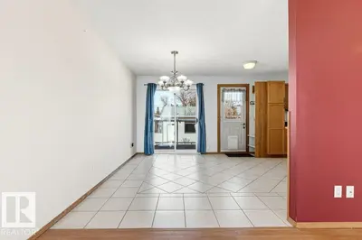 Interior photo 2 of 4736 55 AV