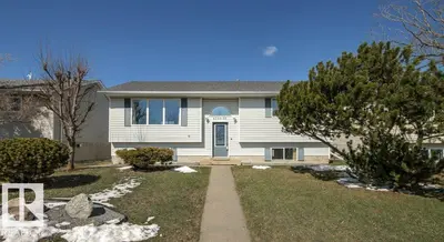 Interior photo 1 of 4736 55 AV