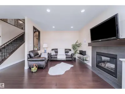 Photo 4 of 8967 24 AV SW