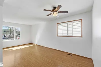Interior photo 4 of 5028 50 AV