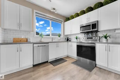 Interior photo 2 of 725 36 ST SW
