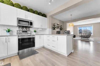 Interior photo 3 of 725 36 ST SW