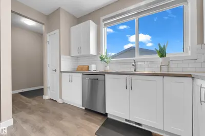 Interior photo 4 of 725 36 ST SW