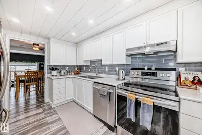 Interior photo 4 of 32 GRANDIN
