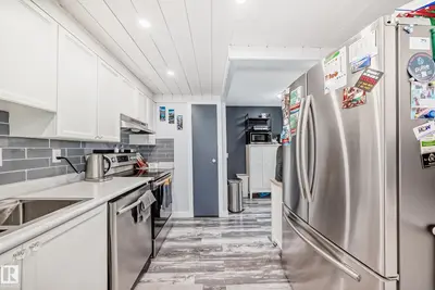 Interior photo 2 of 32 GRANDIN