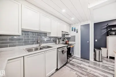 Interior photo 3 of 32 GRANDIN