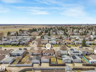 Interior photo 4 of 1027 77 ST NW