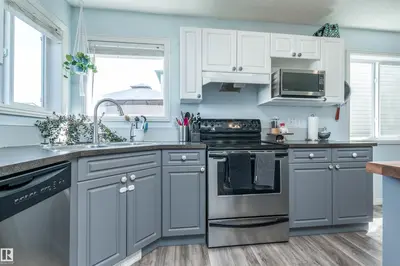 Interior photo 3 of 12204 18 AV SW