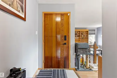 Interior photo 4 of 4910 Mackenzie AV