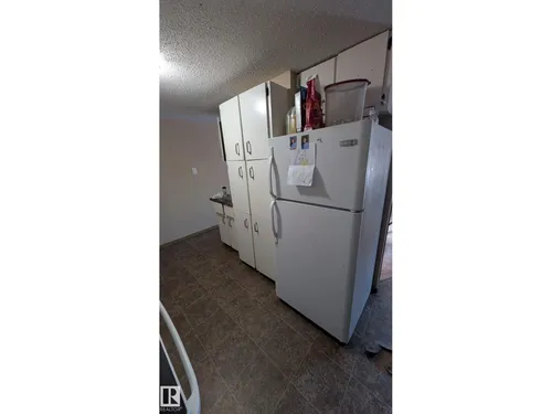 4 AMBERLY CT NW, Edmonton - $209,000