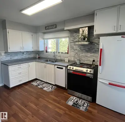 Interior photo 4 of 5027 49 Ave