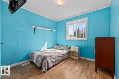 Interior photo 3 of 5112 50 ST