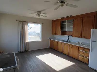 Interior photo 4 of 4928 51 AV