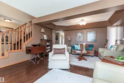 Interior photo 4 of 687 MEADOWVIEW DR