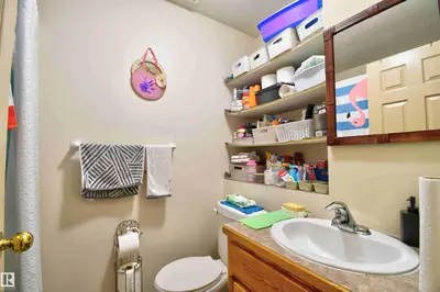 Interior photo 2 of 4718/4720 46 AV