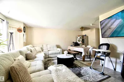 Interior photo 1 of 4718/4720 46 AV