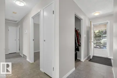 Interior photo 4 of 882 KNOTTWOOD RD S NW