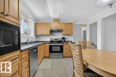 Interior photo 2 of 882 KNOTTWOOD RD S NW