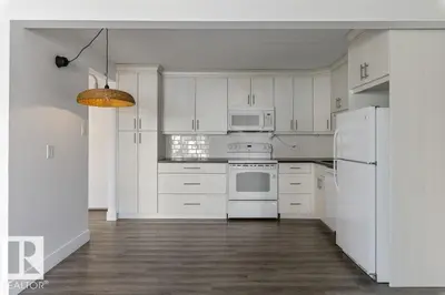 Interior photo 1 of #101 8604 GATEWAY BV NW