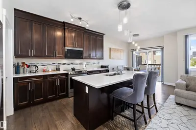 Interior photo 2 of 504 STURTZ LI