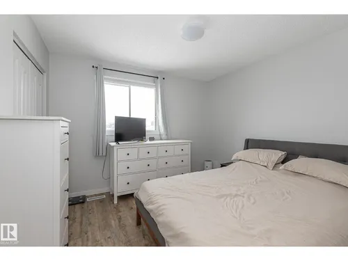 8326 157 AV NW, Edmonton - $383,800