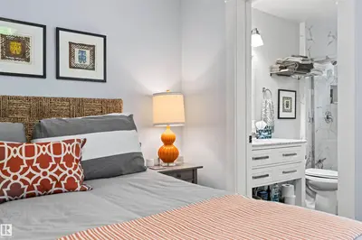 Interior photo 4 of 181 1 AV