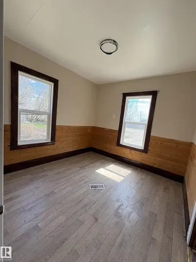Interior photo 4 of 4622 50 AV