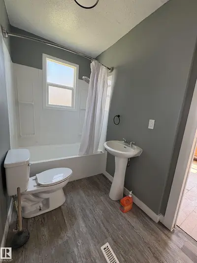 Interior photo 3 of 4622 50 AV