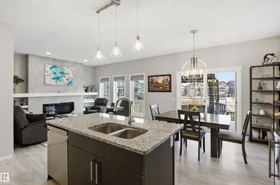 Interior photo 4 of 807 EAGLESON LINK LI NW