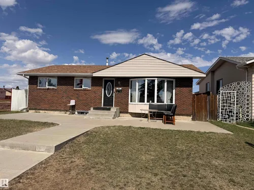 8620 137 AV NW, Edmonton - $439,900