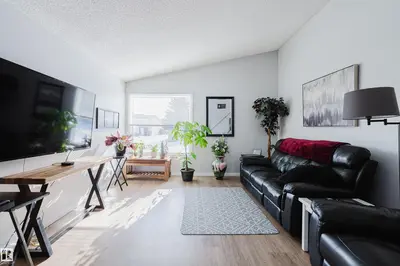 Interior photo 2 of 6 KINISKI CR NW