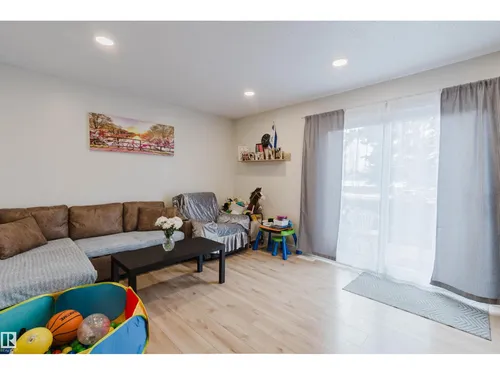 18088 93 AV NW NW, Edmonton - $269,900