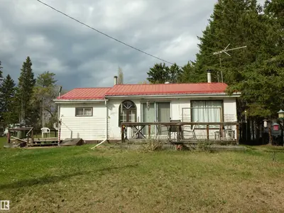 Interior photo 1 of 706 Meadow AV