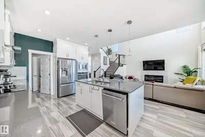 Interior photo 2 of 3716 46 AV