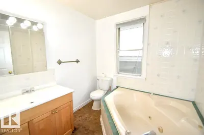Interior photo 4 of 